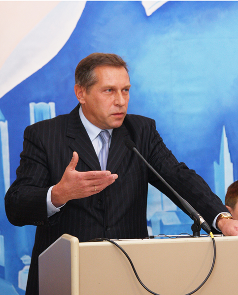 Andrey Ivanov, head of the Altai State Agrarian University Department of Philosophy, is delivering a speech