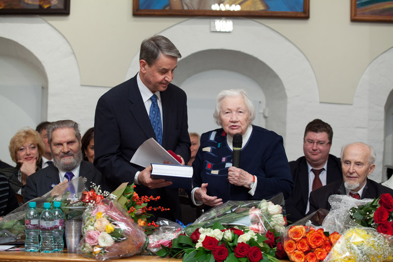 Mr A.A. Avdeev congratulated the Heroine of the day