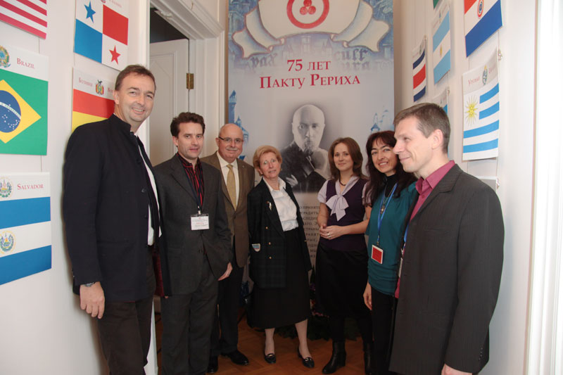 Members of the Austrian delegation and co-workers of the ICR at the exhibition “75 years of the Roerich Pact”