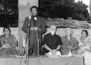 С.Н. Рерих, Л.В. Шапошникова и Д.Р. Рерих в художественной школе при центре искусств «Читракала Паришад». Бангалор. 1980