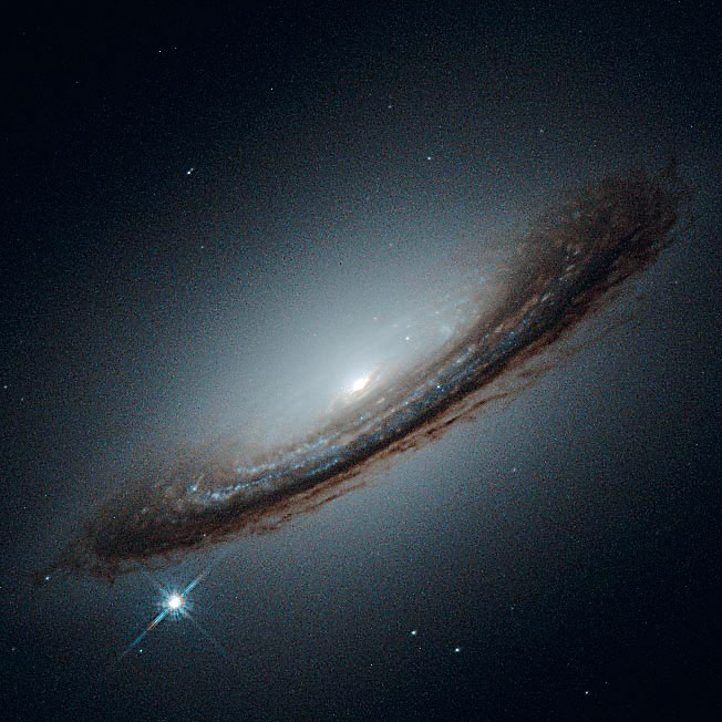 Рис. 3. В 1994 году на периферии далекой галактики NGC 4256 вспыхнула сверхновая. На снимке видно, что по яркости она была сравнима со всей галактикой.